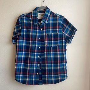 Abercrombie & Fitch mens red/blue plaid ss button down sizeS. Like new. Muscle